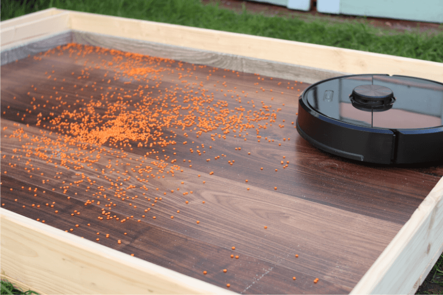 Roborock S6 beim Linsen Saugtest auf Lamminat 